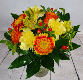 Średni bukiet pomarańczowo-czerwony z 3 rodzajów kwiatów (alstromeria, róża, gerbera