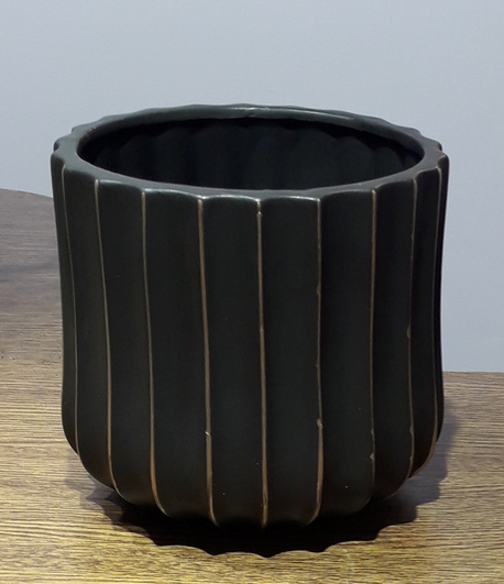 Osłonka / donica z pionowymi żłobieniami czarna średnia ø13,5cm, wys.12,5cm (1)