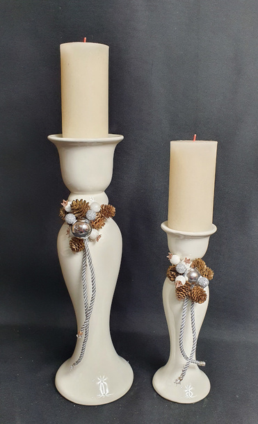 Świeca biała na świeczniku ceramicznym z ozdobami niższa (1)