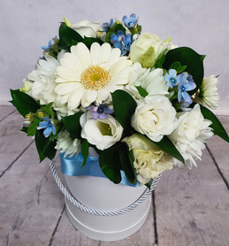 Średni Flower BOX z niebieskimi akcentami z przykładową kartką kondolencyjną