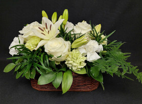 Koszyk kwiatowy biały z przykładową kartka kondolencyjną