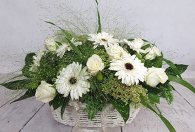 Średni kosz kwiatowy biały z przykładową kartką kondolencyjną