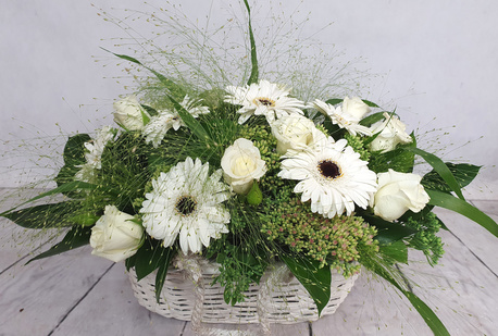 Średni kosz kwiatowy biały z przykładową kartką kondolencyjną (1)