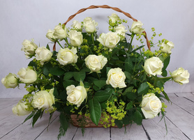 Duży kosz kwiatowy z białych róż z przykładową kartką kondolencyjną