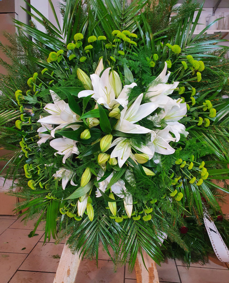 Duży wieniec z biała lilia i chryzantemą  (1)
