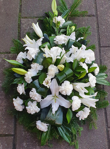 Duża wiązanka w tonacji białej z lilii i goździka (1)
