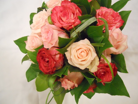 Mały bukiet z dwóch kolorów krótkiej róży (1)
